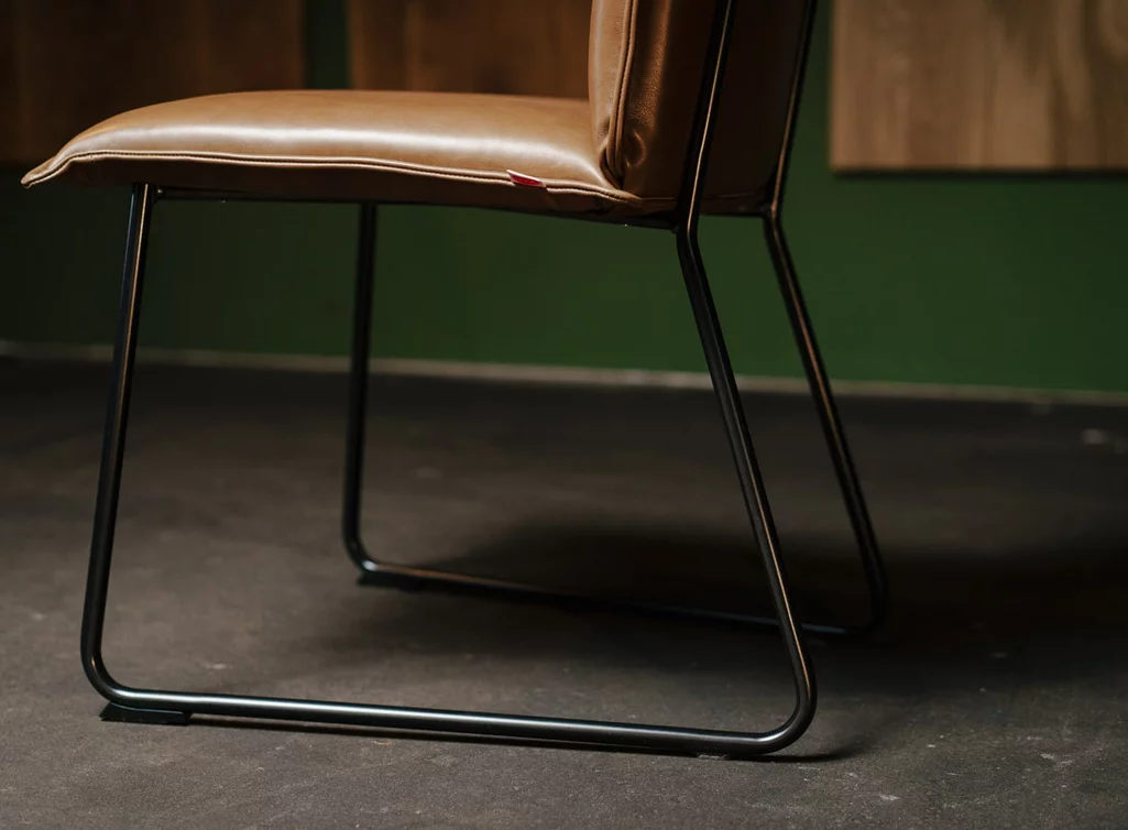 Stuhl für Esszimmer aus Leder mit einem Kufengestell aus Metall in Old Glory Stuhl für Esszimmer aus Leder mit einem Kufengestell aus Metall in Old Glory