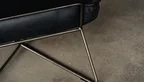 Designer Sessel aus Echtleder mit einem Untergestell aus Stahl in Old Glory