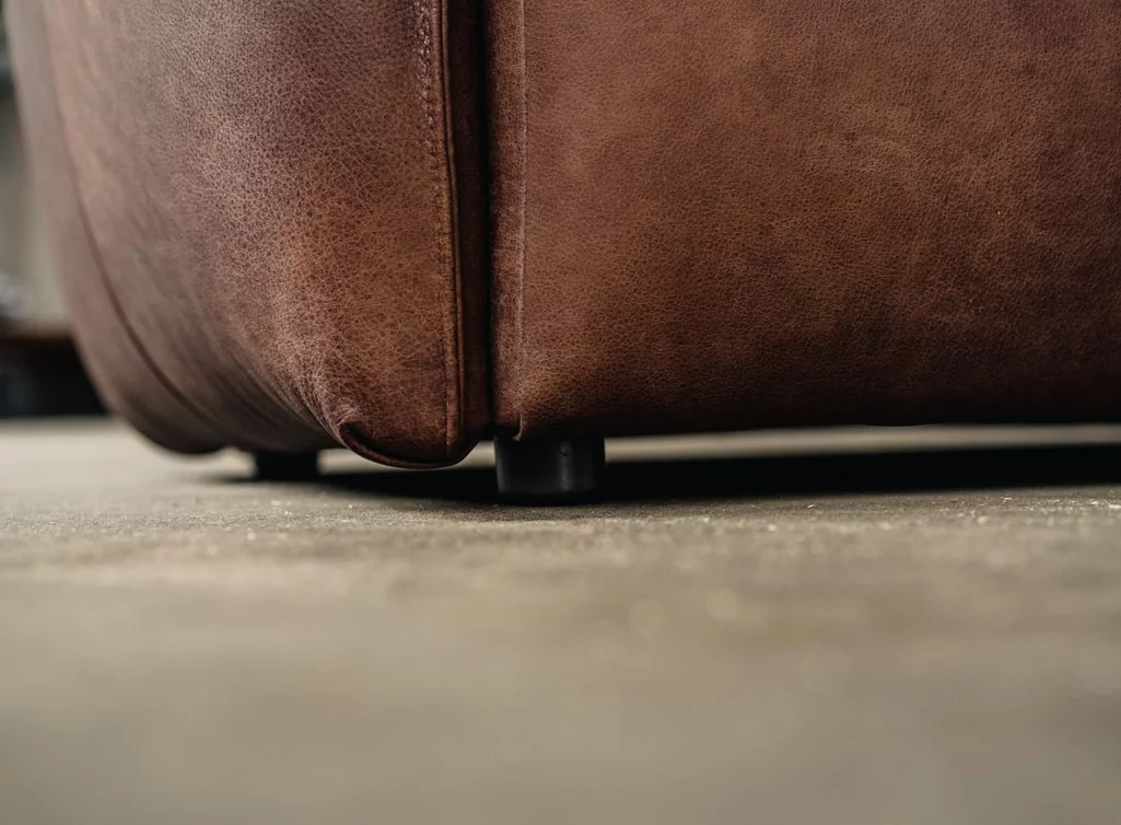 Leder Sofa mit einem Sofafuss aus Kunststoff gefertigt Leder Sofa mit einem Sofafuss aus Kunststoff gefertigt