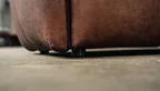 Leder Sofa mit einem Sofafuss aus Kunststoff gefertigt