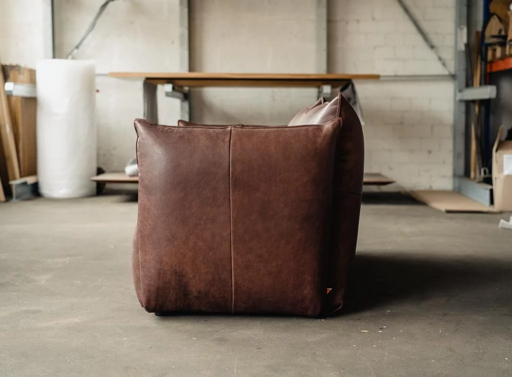 Designer Sofa aus Leder in Kissenform - Seitenansicht Designer Sofa aus Leder in Kissenform - Seitenansicht