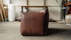 Designer Sofa aus Leder in Kissenform - Seitenansicht