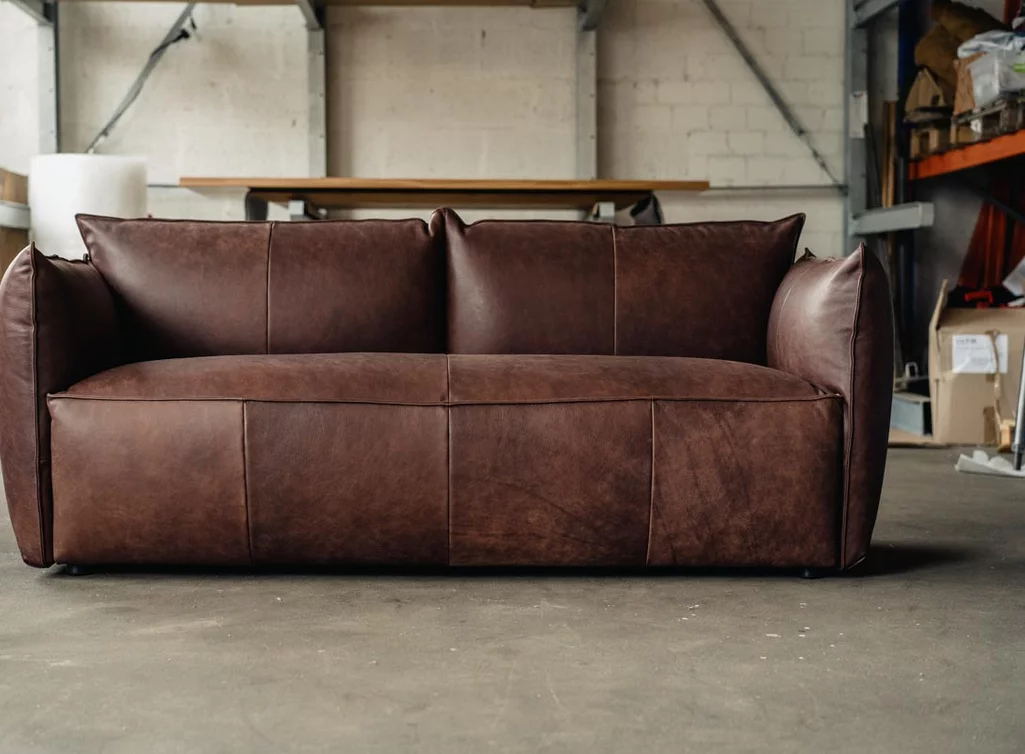 Sofa aus Echtleder mit Armlehnen in verschiedenen Größen verfügbar Sofa aus Echtleder mit Armlehnen in verschiedenen Größen verfügbar