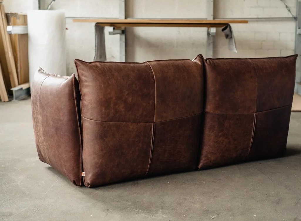 Rückseitenansicht - Zwei Sitzer Designer Sofa aus Leder Vasa in Bonanza Dark Tan Rückseitenansicht - Zwei Sitzer Designer Sofa aus Leder Vasa in Bonanza Dark Tan