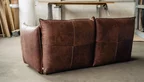 Rückseitenansicht - Zwei Sitzer Designer Sofa aus Leder Vasa in Bonanza Dark Tan