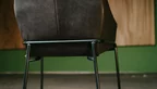 Lederstuhl mit einem Untergestell aus Stahl in der Farbe Old Glory