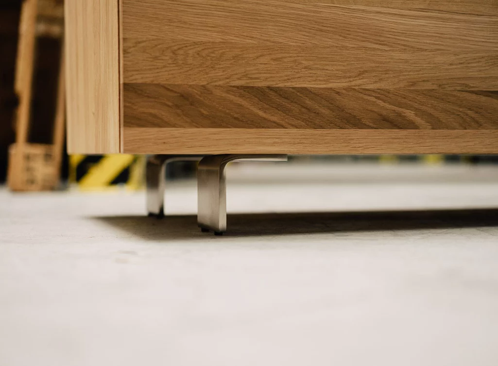 Lowboard Eiche Detailansicht Füße F2 Lowboard Eiche Detailansicht Füße F2