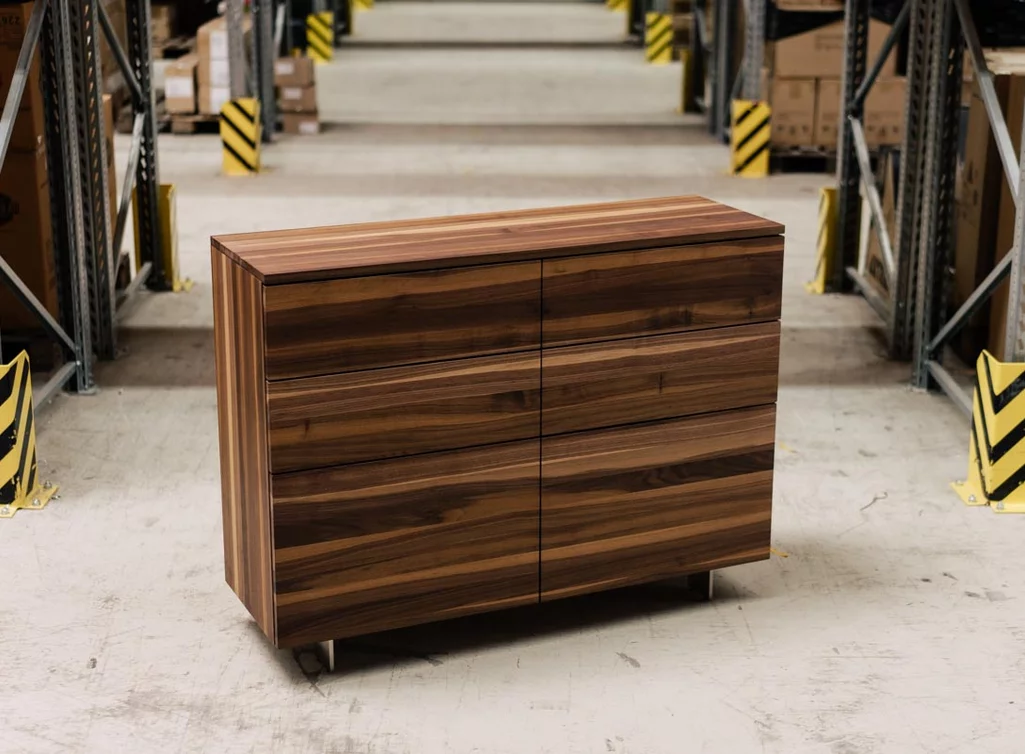 Schubladen Kommode in Nussbaum nach Maß aus Massivholz Schubladen Kommode in Nussbaum nach Maß aus Massivholz