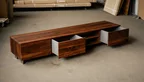 Massivholz Lowboard Nussbaum mit charakterstarkem Astanteil