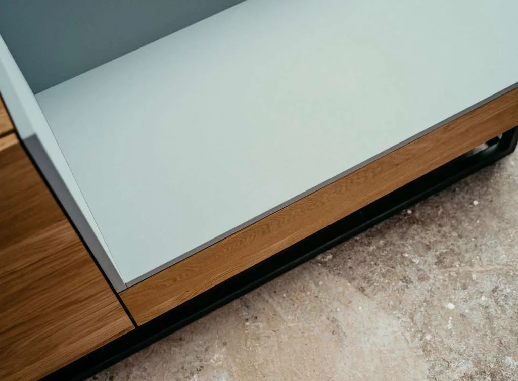 Detail TV Stand in NEXTEL-Lackierung Detail TV Stand in NEXTEL-Lackierung