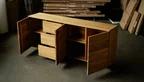 Hängendes Lowboard mit 3 Schubkästen und 3 Drehtüren aus massivem Eichenholz