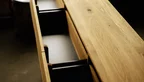 Hänge Lowboard aus massiver Eiche mit aufgezogenen Schubfächer