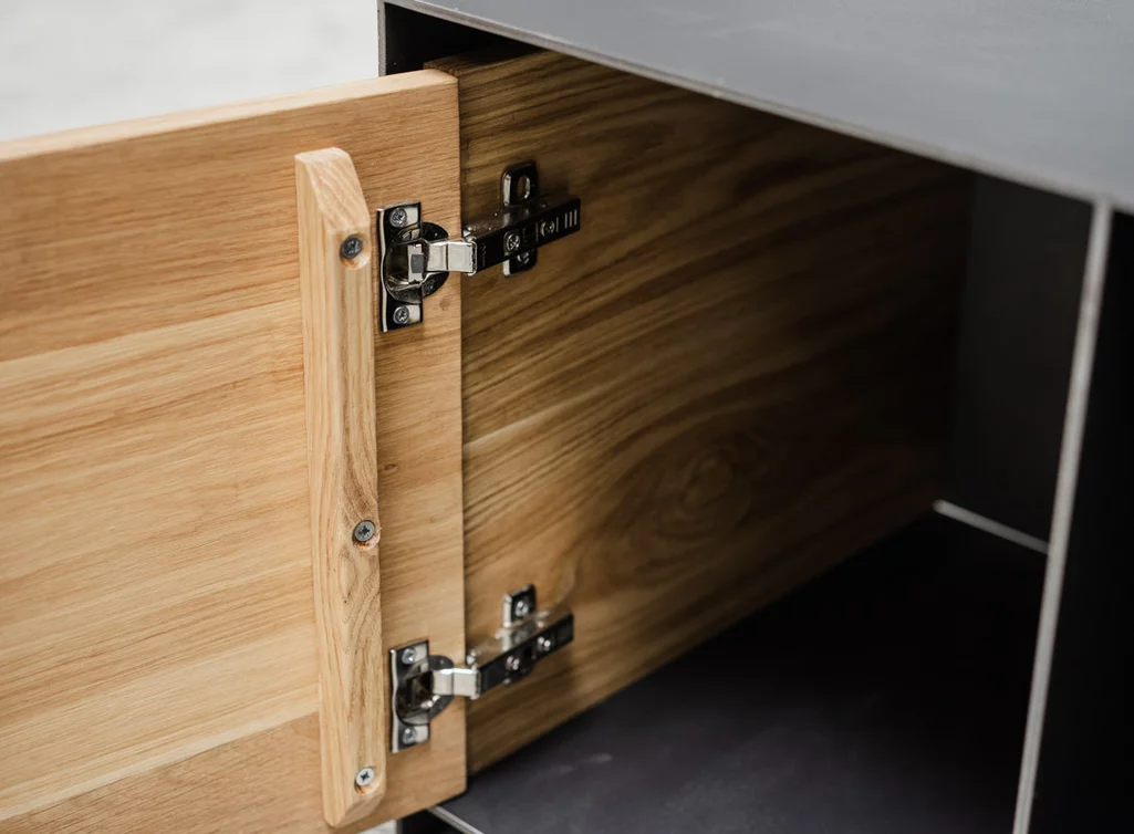 Detail Eiche Türe Stahlnachttisch