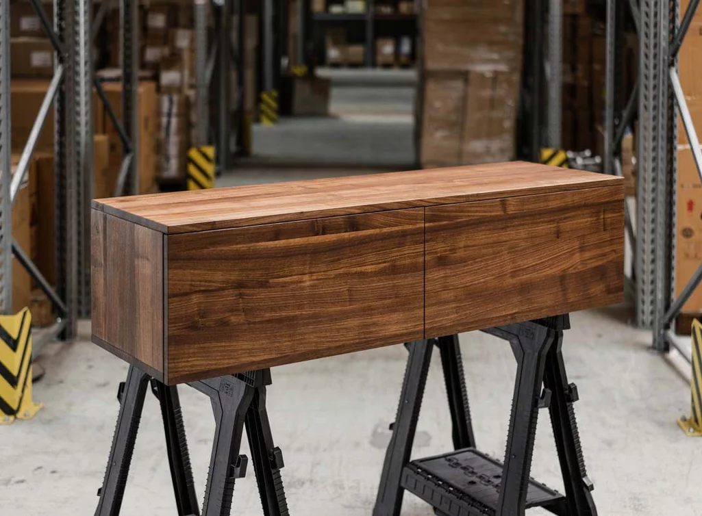 Nussbaum Sideboard mit Wandaufhängung massiv nach Maß