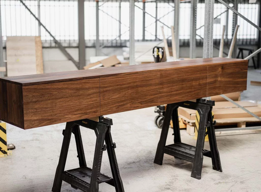 Sideboard mit Wandaufhängung Nussbaum massiv