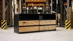 Modernes Stahl Sideboard mit Eichefronten mit gerundeten Kanten