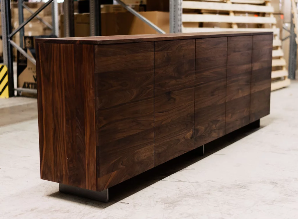 Nussbaum Sideboard aus massivem Echtholz gefertigt