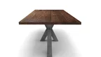 Nussbaum Esstisch mit einem Mittelfuß Kreuz aus Eisen