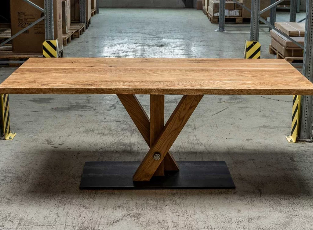 Nach Maß: Massiver Tisch Eiche mit Mittelfuß in Fächerform