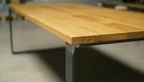 SWR8T-T mit zehn Zentimeter breiten Stahl Flachbänder unter Eicheplatte massiv