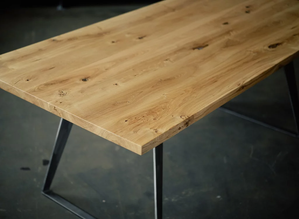 Detailansicht Massivholz Eichentisch TCX430-T mit lackierter Oberfläche Detailansicht Massivholz Eichentisch TCX430-T mit lackierter Oberfläche