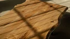 Detailansicht Massivholz Eiche mit natürlich gewachsener Baumkante