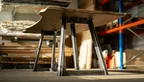 Unterseiten Betrachtung IBK1800-T Tischplatte mit Baumkante und Tischkufen