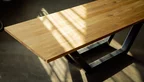 Detailansicht Holztischplatte Eiche mit Ast- und Splintholzanteil