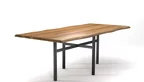 Tisch mit Baumkante Eiche in astfreier Qualität mit Metallrahmen Gestell.