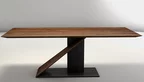 Massivholztisch Nussbaum mit einem holz und Stahl Mittelfuß Tischgestell