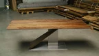 VIR5C-T mit einem Mittelfuß Tischuntergestell Version aus Edelstahl und Nussbaumholz