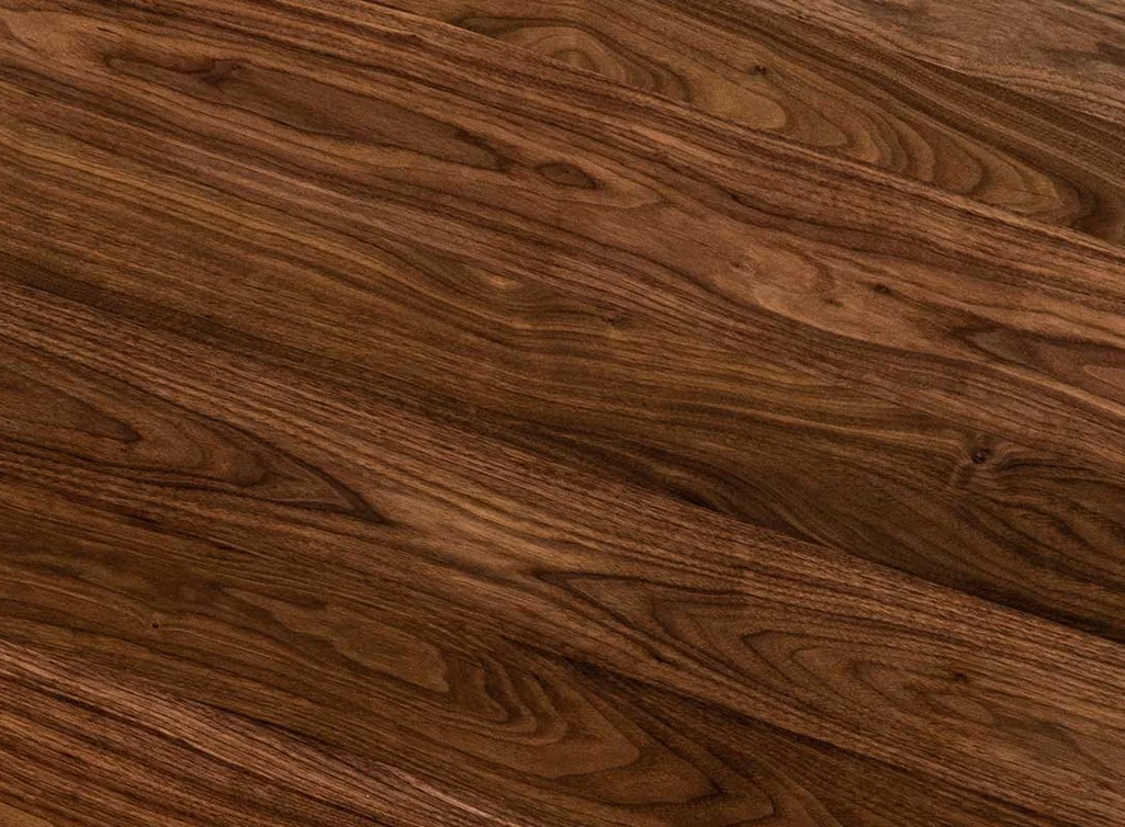 Baumkanten Tischplatte aus massivem Nussbaum in astfreier Qualität Baumkanten Tischplatte aus massivem Nussbaum in astfreier Qualität