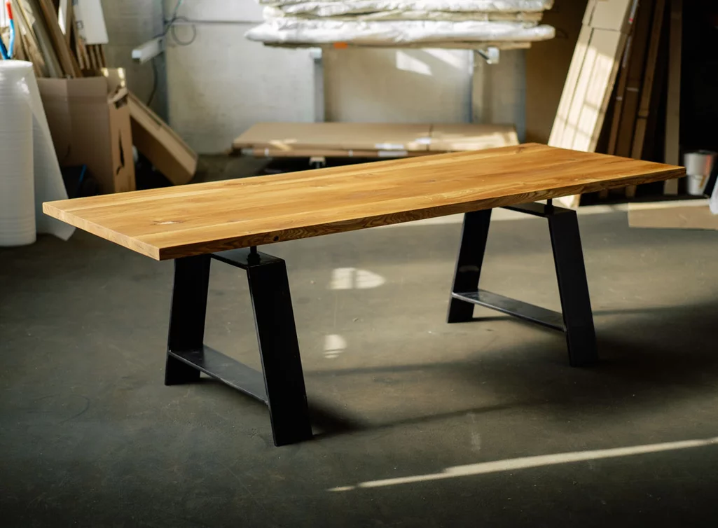 Modernes Industriedesign durch charakterstarke Eiche und purem Stahl