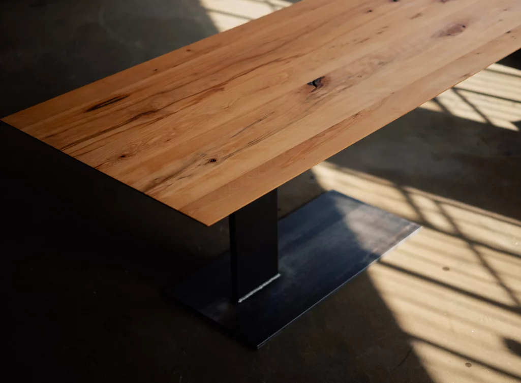 Kernbuche Tisch im stylischen Industriedesign nach Maß gefertigt. Kernbuche Tisch im stylischen Industriedesign nach Maß gefertigt.