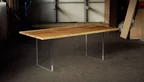 Eichentisch mit Acrylglaswangen und Baumkanten nach deinem Maß gefertigt.