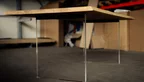 Acrylglas Tisch aus Eiche mit natürlichen Baumkanten belassen