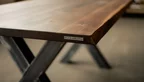 Esstisch mit Baumkante Massivholz Nussbaum