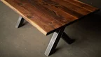 Baumkante Tischplatte Detailansicht Massivholz Nussbaum
