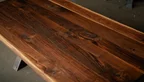Detailansicht Esstisch Nussbaum Massivholz mit Ast und Baumkante