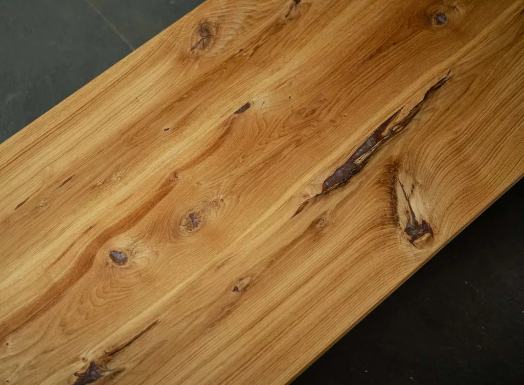 Detailansicht Eiche Massivholz mit charaktervollem Ast- und Splintholzanteil Couchtisch Detailansicht Eiche Massivholz mit charaktervollem Ast- und Splintholzanteil Couchtisch