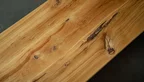 Detailansicht Eiche Massivholz mit charaktervollem Ast- und Splintholzanteil Couchtisch