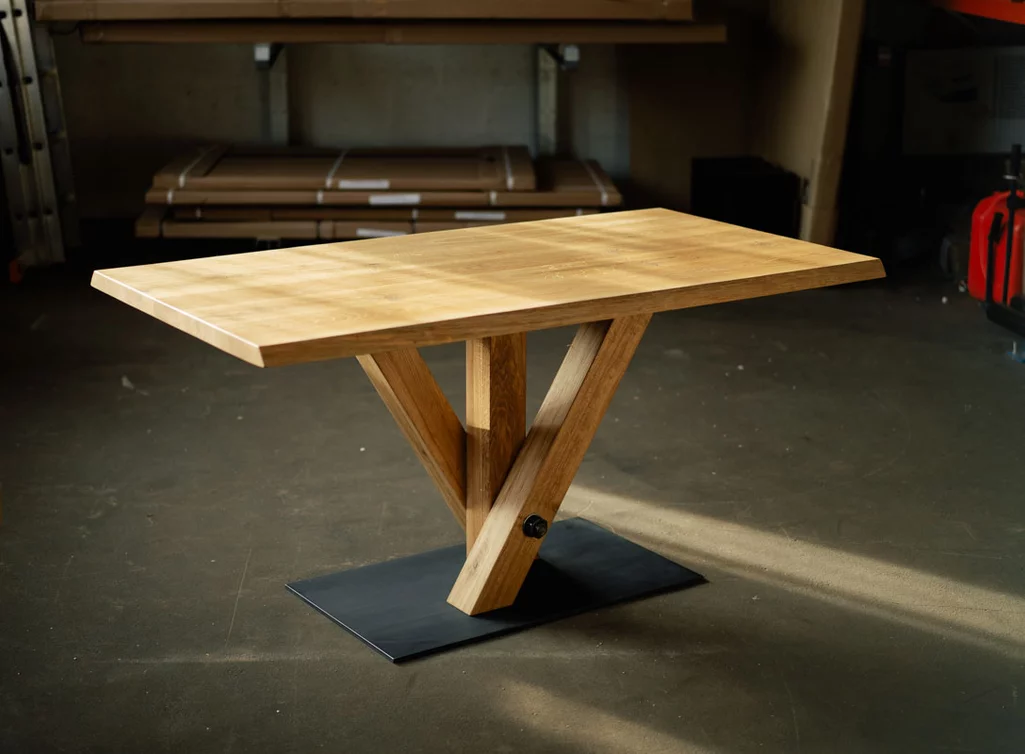 Esstisch aus Holz mit Baumkante THY10-T
