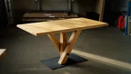 Esstisch aus Holz mit Baumkante THY10-T