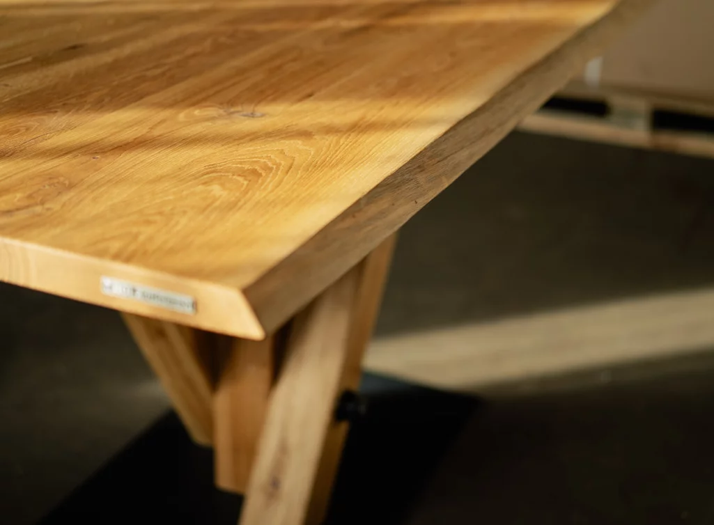 Tisch mit Baumkante aus Eiche mit Astanteil Tisch mit Baumkante aus Eiche mit Astanteil