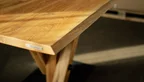 Tisch mit Baumkante aus Eiche mit Astanteil