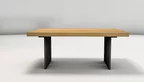 Massiver Couchtisch aus Eiche mit modern designten Tischwangen aus Stahl