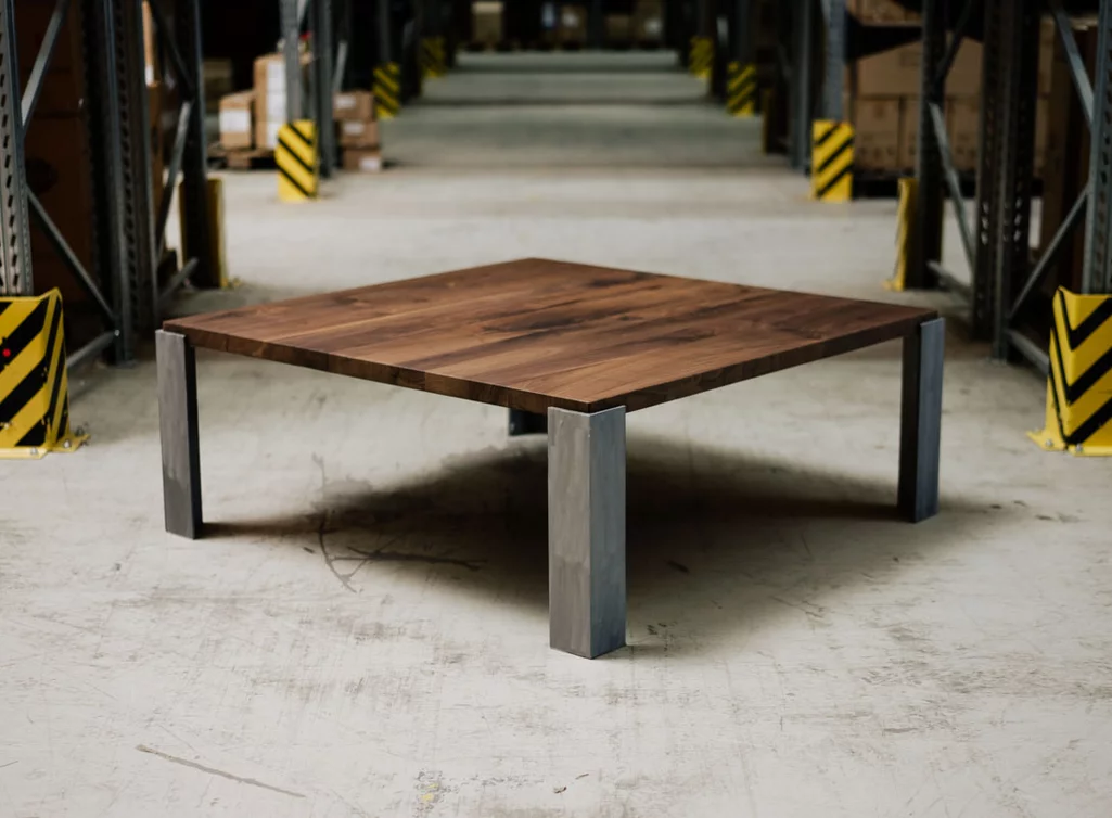 Massiver Nussbaum Couchtisch mit Astanteil und Stahlfüßen Modell EWG-171-C