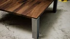 Edle Stahlfüße an Couchtisch Nussbaum Massiv