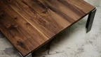 Detailansicht Wohnzimmertisch Nussbaum Massivholz mit Ast