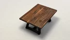 Astreicher Nussbaum Couchtisch aus Echtholz mit modern designten Stahlkufen